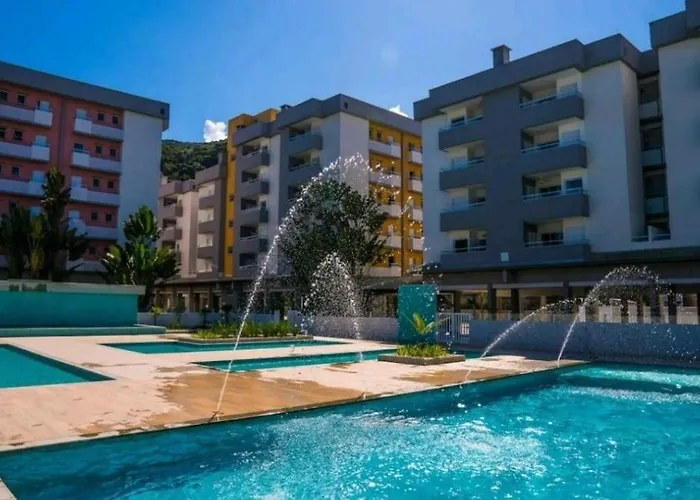 Varanda Gourmet, Ar Condicionado, Elevador 05 Piscinas no Condomínio Passaredo Ubatuba